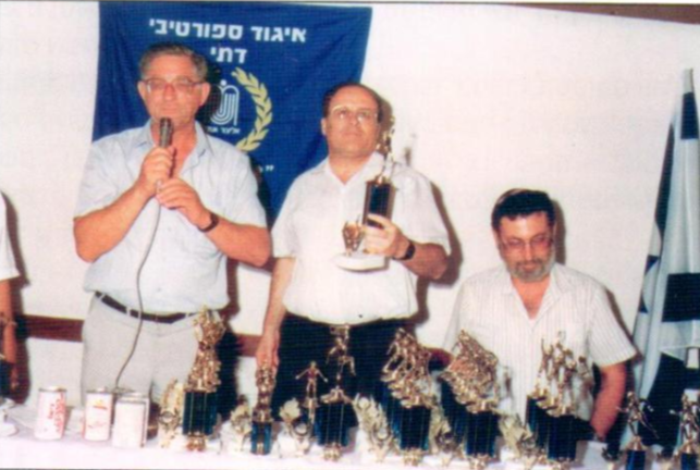 חלוקת גביעים לקבוצות אליצור האלופות בישיבת מרכז ב-1992. מימין: יהושע גורא, זבולון אורלוב, וזאב ברוורמן ז"ל.