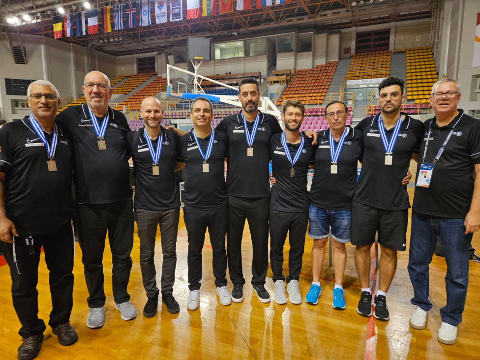 צוות המשלחת בראשות המאמן אלעד חסין (רביעי משמאל) צילום: איגוד הכדורסל
